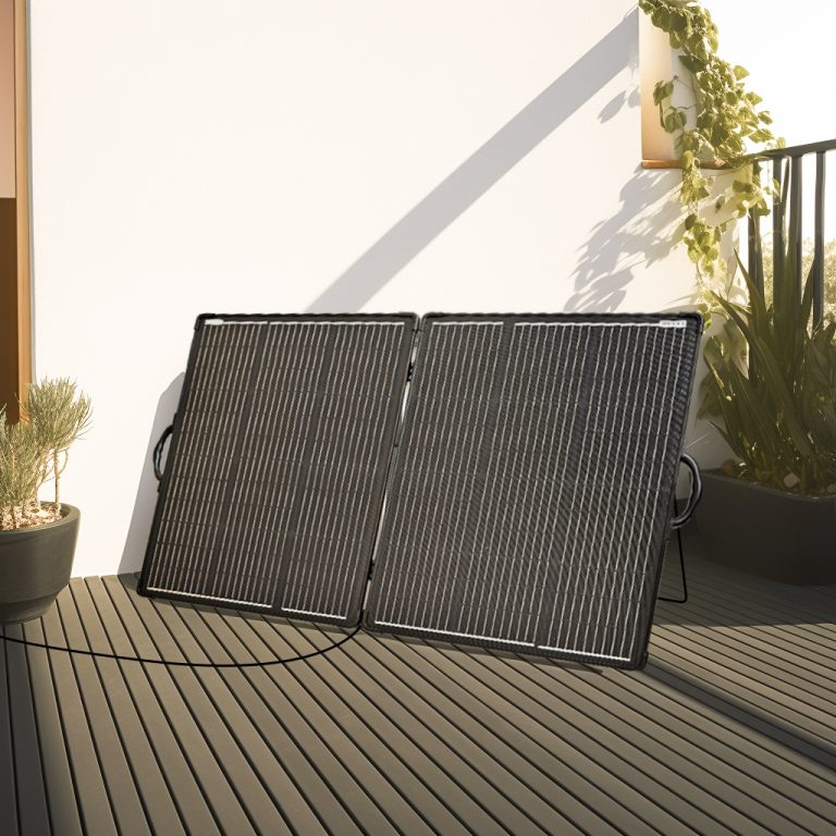 Panneau solaire portable pliable installé sur une terrasse