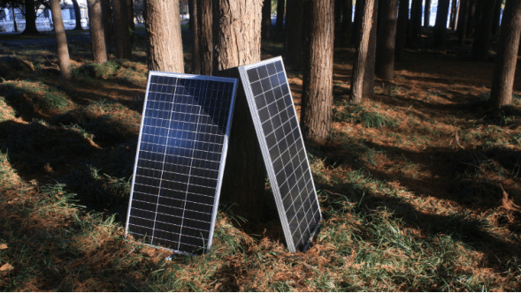 How many solar panels are needed to charge a 100Ah battery?