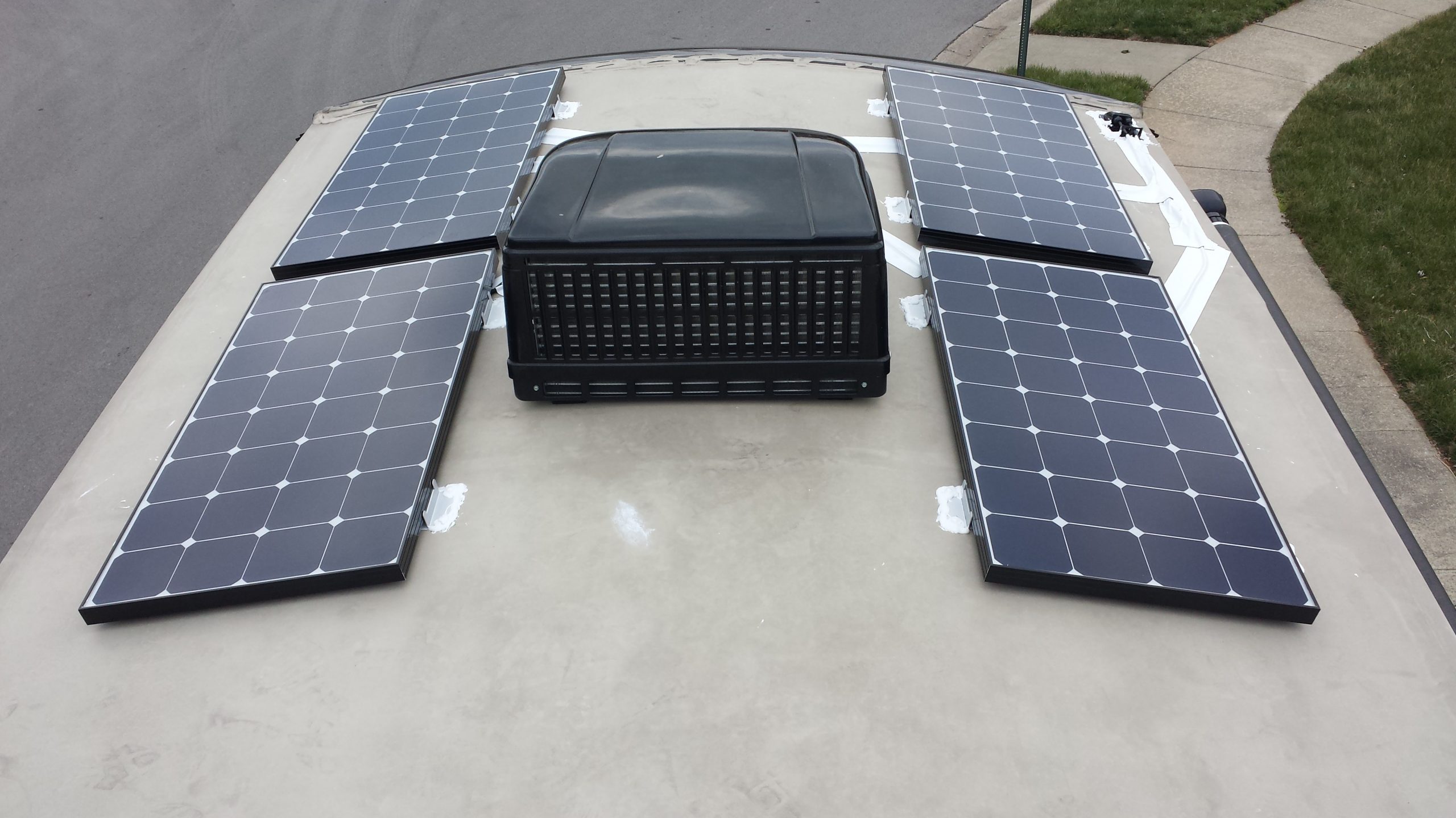 Étude de cas d’un toit de caravane limité à 400 W de panneaux standards
