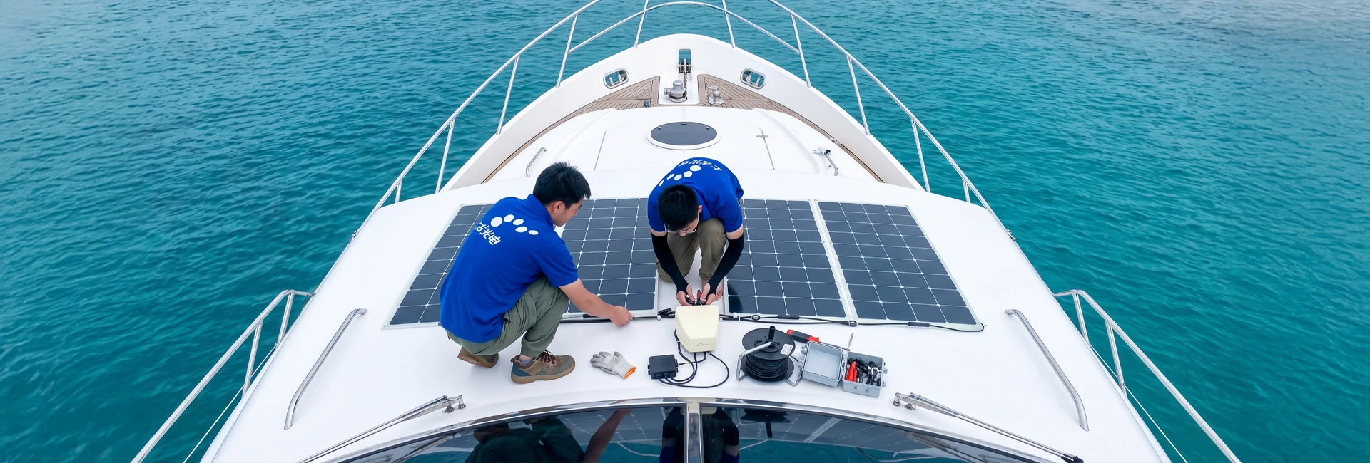 Panneaux solaires marins flexibles installés sur un bateau